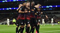 Striker RB Leipzig Timo Werner (tengah) menggelar selebrasi usai merobek gawang Tottenham Hotspur pada leg pertama babak 16 besar Liga Champions, Rabu (19/2/2020) atau Kamis dini hari WIB. (AFP/Glyn Kirk)