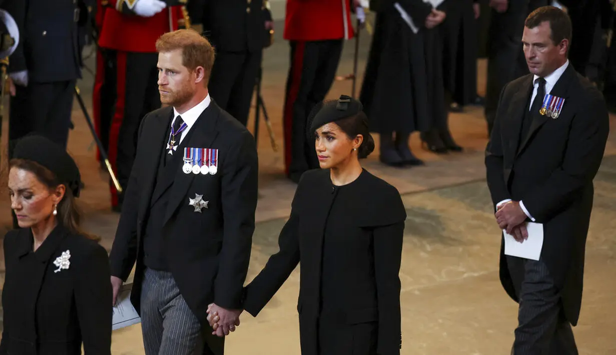 Pangeran Harry dan Meghan Markle menghadiri prosesi persemayaman mendiang Ratu Elizabeth II di Westminster Hall, London, 14 September 2022. (Phil Noble/Pool Photo via AP)