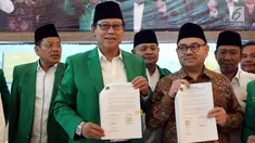 Ketum PPP Muktamar Jakarta Djan Faridz dan bakal Cagub Jawa Tengah dari Partai Gerindra, Sudirman Said berfoto bersama sembari menunjukan surat dukungan saat Rapat Pimpinan Nasional (Rapimnas) PPP di Jakarta, Rabu (20/12). (Liputan6.com/JohanTallo)