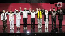 Pasangan calon presiden dan wakil presiden nomor urut 3 Ganjar Pranowo (keempat kiri) dan Mahfud MD (tengah) menghadiri Konser Lilin Putih dengan tema ‘Indonesia Damai, Indonesia Lebih Baik’ di Balai Sarbini, Semanggi, Jakarta, Rabu (3/1/2024). Konser Lilin Putih yang digelar untuk merayakan Natal dan Tahun Baru 2024 itu menghadirkan unsur keberagaman budaya sebagai lambang persatuan dan kesatuan bangsa. (Liputan6.com/Faizal Fanani)