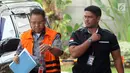 Mantan anggota DPRD Sumatera Utara  Tahan Manahan Panggabean (kiri) tiba di Gedung KPK, Jakarta, Senin (19/11). Tahan diperiksa untuk melengkapi berkas terkait dugaan menerima suap. (Merdeka.com/Dwi Narwoko)