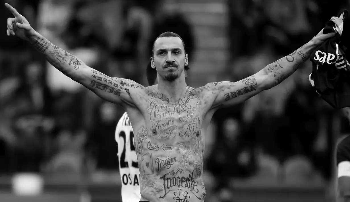 Zlatan Ibrahimovic dengan tato menghiasi tubuhnya, salah satu tato yang ada adalah Tanggal lahir ayah, saudara dan dua orang anak Ibrahimovic.  (AFP/Kenzo Tribouillard)