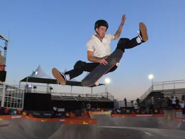 Snowboarder Shaun White berlatih skateboard di World Park Skateboarding Championship di Sao Paulo, Brasil, Senin (9/9/2019). Snowboarder gaya bebas peraih tiga medali emas Olimpiade tersebut memutuskan untuk bersaing secara profesional di skateboarding. (Carl De Souza/AFP)