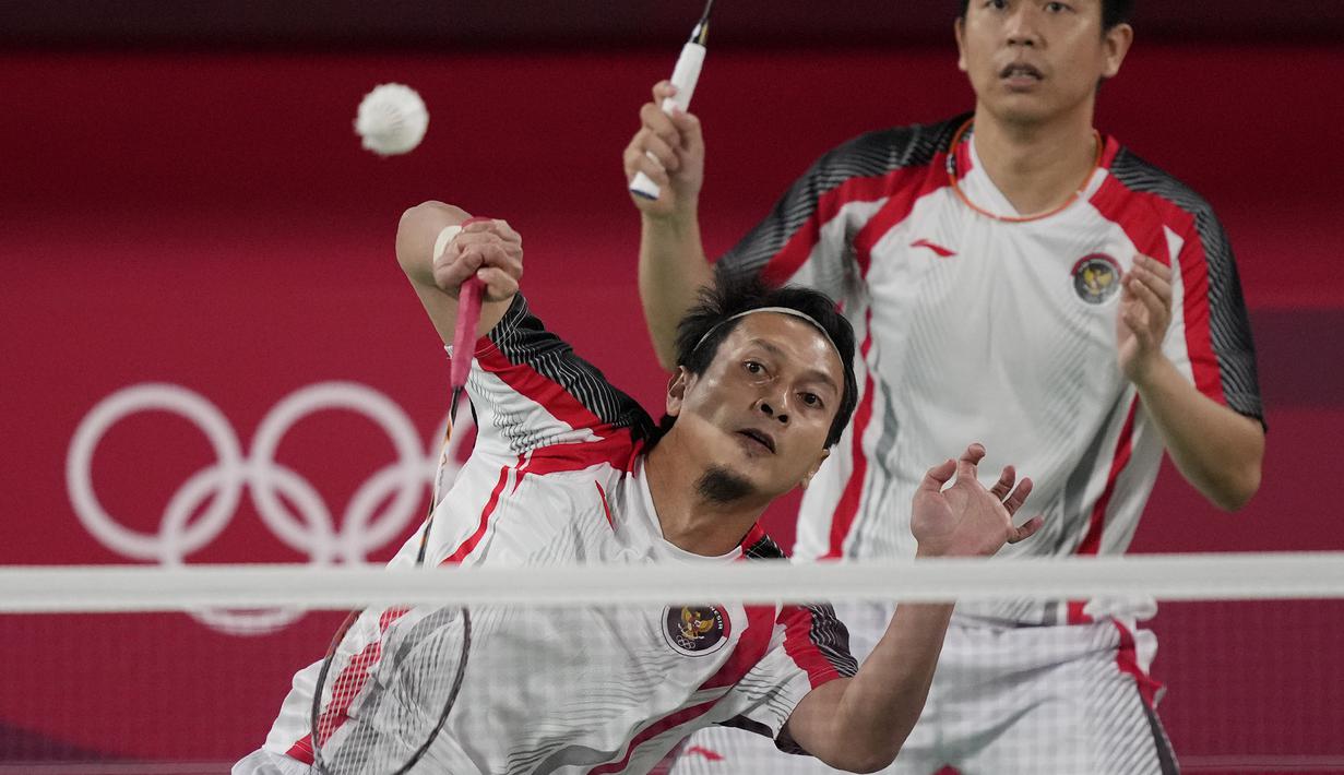 Gim kedua, Pasangan Ahsan/Hendra harus tertinggal dari pasangan Chinese Taipei. Skor menunjukkan 6-11 hingga interval gim kedua. Pasangan Lee/Wang terus tunjukkan permainan impresif mereka dan menutup pertandingan dengan skor 21-10. (Foto: AP/Dita Alangkara)