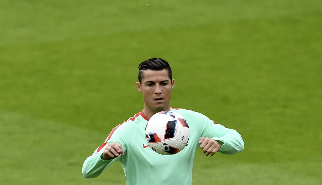 Pemain Portual,Cristiano Ronaldo mengontrol bola dengan dada pada sesi latihan di Marcoussis, outskirts,  Paris, (5/7/ 2016), Portugal akan menghadapi Wales pada semifinal Piala Eropa 2016. (AFP/Francisco Leong)