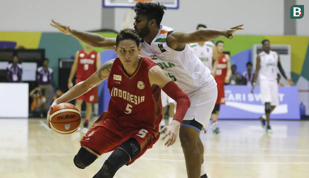 Aksi Pebasket Indonesia, Daniel Wenas, saat melawan India pada final Invitation Tournament Asian Games 2018 di GBK Hall Basket, Jakarta. Indonesia menang 78-68 atas India. (Bola.com/Peksi Cahyo)