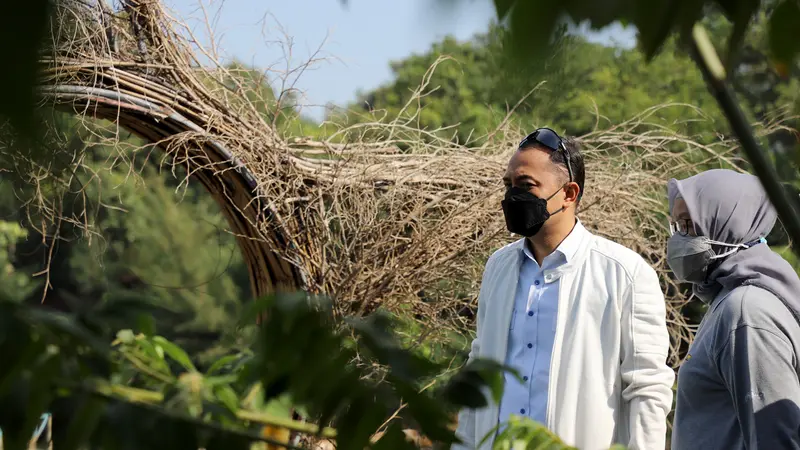 Wali Kota Surabaya Eri Cahyadi mengunjungi Bozem Medokan Sawah Timur. (Dian Kurniawan/Liputan6.com)