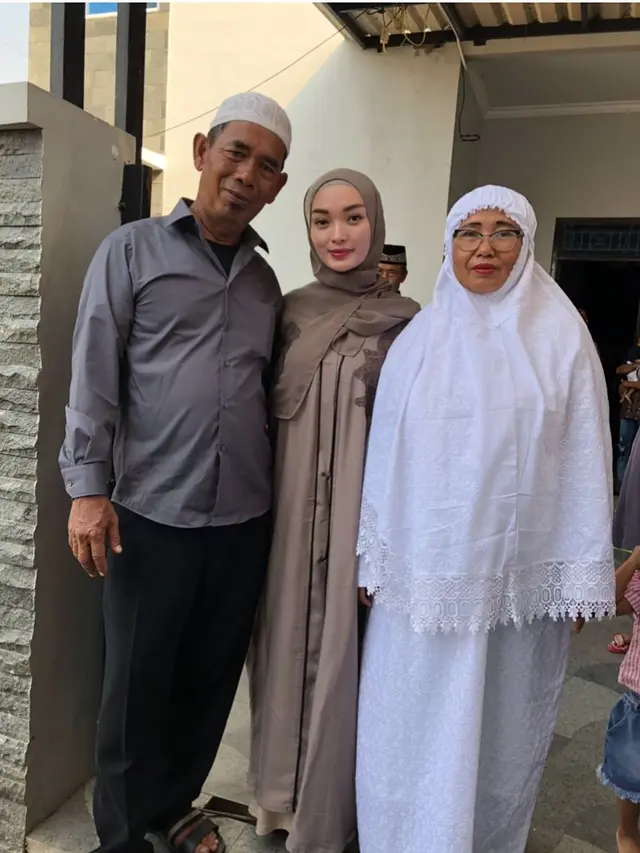 Potret Zaskia Gotik kenakan hijab