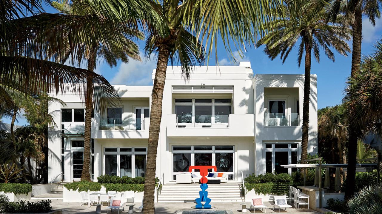 Tommy Hilfiger, seorang fashion designer ternama, memiliki rumah unik di Golden Beach, Miami.