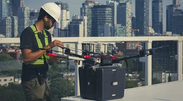 Foto yang dirilis September 2021 terlihat teknisi memeriksa drone Unither Bioelectronique untuk penerbangan bersejarahnya di Toronto, Kanada. Sejarah baru tercipta, drone itu berhasil mengirimkan sepasang paru-paru untuk transplantasi medis. (Jason van Bruggen/Unither Bioelectronique/AFP)