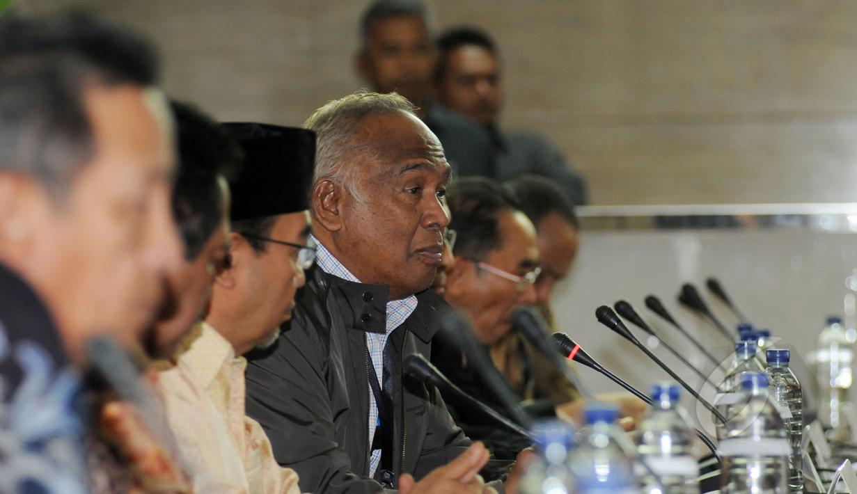 Plt Ketua KPK Taufiequrachman Ruki memberikan sejumlah keterangan seusai melakukan pertemuan tertutup dengan Pimpinan BPK di Gedung BPK, Jakarta, Rabu (11/3/2015). (Liputan6.com/Helmi Fithriansyah)