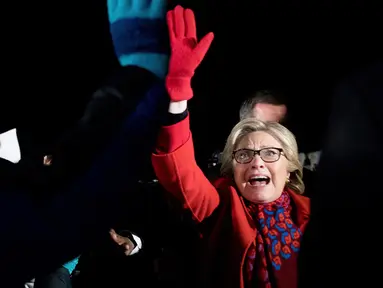 Calon Presiden AS dari Partai Demokrat, Hillary Clinton menyapa pendukungnya saat tiba di Westchester County Airport di White Plains, New York, AS, Selasa (8/11). (AP Photo / Andrew Harnik)