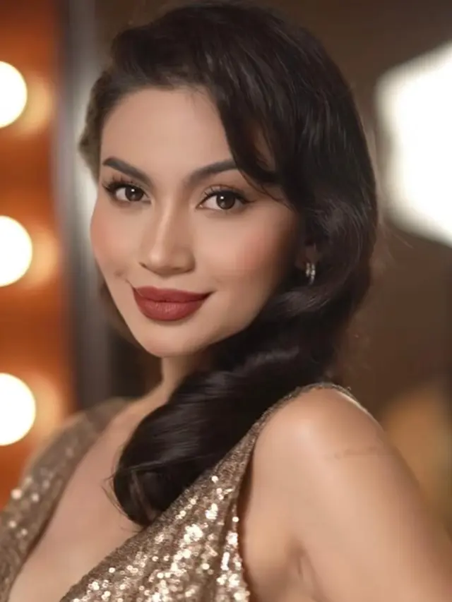 Potret Cantik Paripurna Ariel Tatum Dipulas Old Hollywood Glam Makeup Look di Premier Film Perang Kota