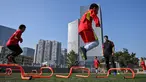 Mantan penyerang Manchester United asal China, Dong Fangzhuo (kanan) saat melatih anak-anak di Xiamen di provinsi Fujian, China (10/12/2019). Dong Fangzhuo yang kini berusia 34 tahun melatih anak-anak di China, beberapa di antaranya berkebutuhan khusus. (AFP/Hector Retamal)
