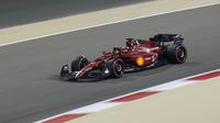 Pembalap Ferrari, Charles Leclerc, memacu mobilnya saat membalap pada seri pembuka Formula 1 (F1) di GP Bahrain, Minggu (20/3/2022) malam WIB. (AP Photo/Hassan Ammar)