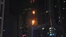 Kobaran api melalap Menara Torch, sebuah gedung hunian setinggi 330 meter di Dubai, Uni Emirat Arab, Jumat (4/8/) pagi. Pihak berwenang mengatakan bahwa gedung itu berhasil dievakuasi dan petugas darurat mencoba mengendalikan api. (AP/Kamran Jebreili)