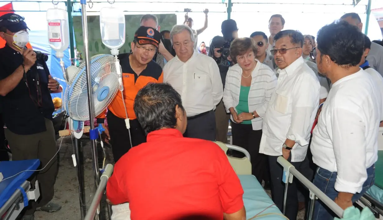 (Dari kiri) Kepala BNPB Willem Rampangilei, Sekjen PBB Antonio Guterres, CEO Bank Dunia Kristalina Georgieva dan Wakil Presiden Jusuf Kalla menemui korban terluka akibat gempa dan tsunami di Palu, Sulteng, Jumat (12/10). (Liputan6.com/HO/Tim Media Wapres)
