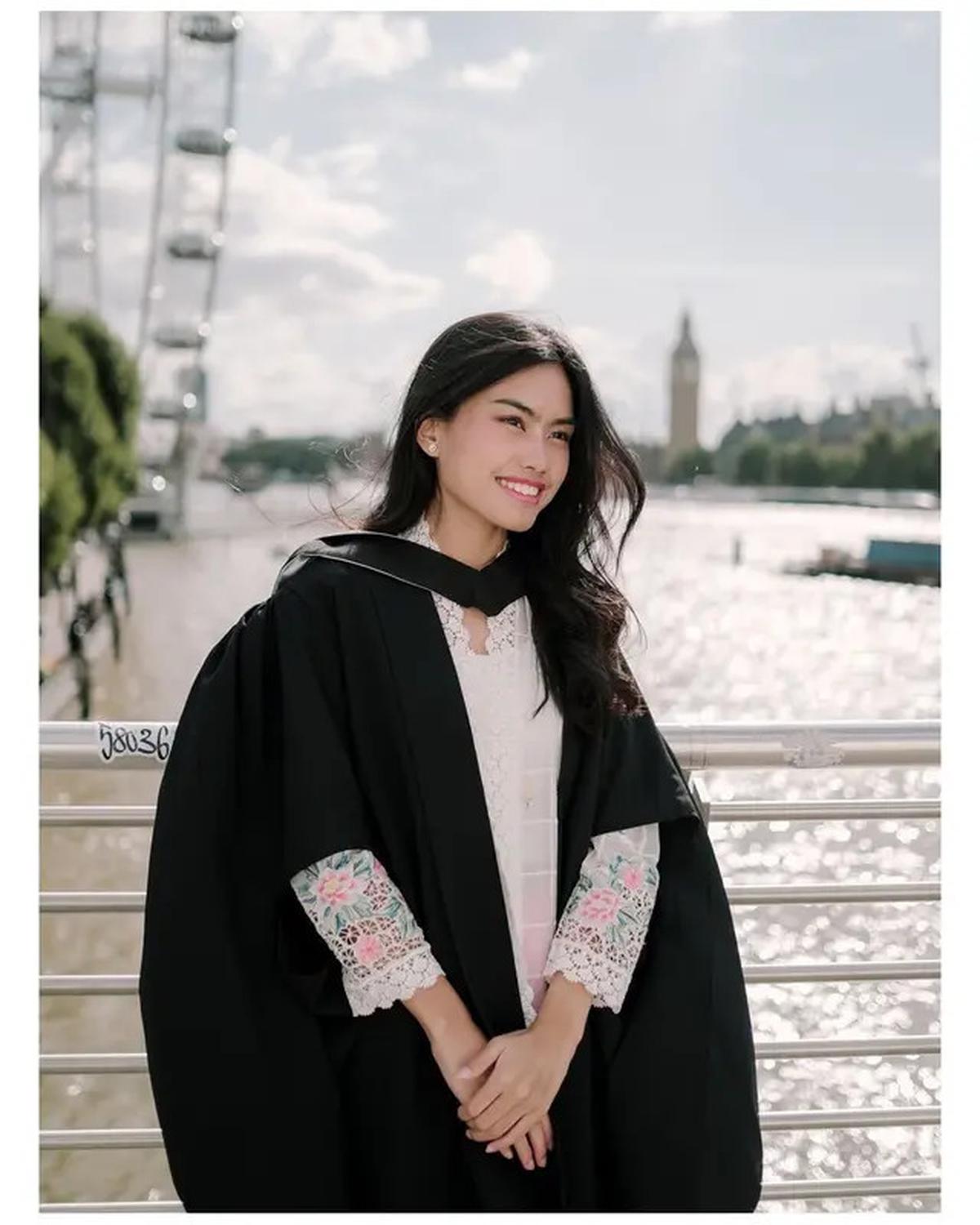 6 Potret Kebaya Namira Adjani saat Wisuda S2 di London, Paduan Kain Pink Menawan
