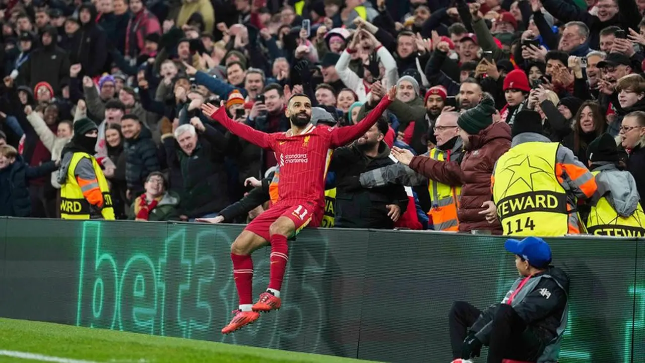 Selebrasi Mohamed Salah dalam laga Liga Champions antara Liverpool vs Lille, Rabu (22/1/2025). (c) AP Photo/Jon Super