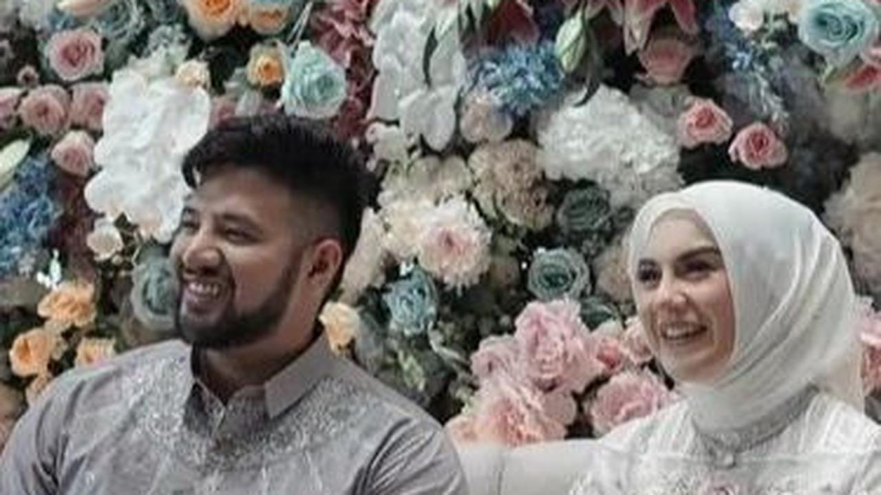 Selanjutnya ada pasangan Irish Bella dan Ammar Zoni. Usai suaminya kembali mendekam di penjara karena kasus narkoba, Irish Bella memutuskan untuk menggugat cerai sang suami. Keduanya resmi bercerai pada 1 Februari lalu.