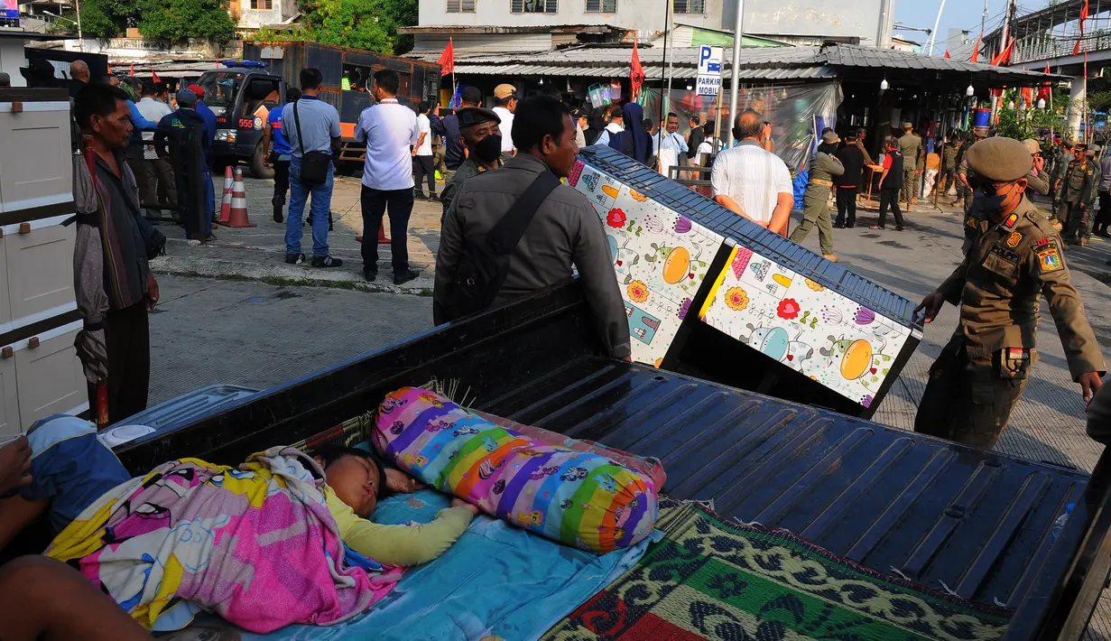 Para PKL itu berjualan di jalur hijau Jlaan Bekasi Barat dan Jalan Bekasi Barat VI, Kelurahan Rawa Bunga, Kecamatan Jatinegara. (merdeka.com/Imam Buhori)