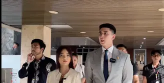 Momen Fuji mengunjungi kantor Gedung DPR RI bersama Verrell Bramasta mengundang perhatian publik. Hal ini terlihat dalam unggahan Instagram Verrel Bramasta.  [Foto: instagram/ Fuji]