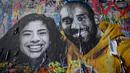 Lukisan mural bintang LA Lakers, Kobe Bryant bersama putrinya, Gianna karya seniman Mr. Brainwash terpampang di jalanan Los Angeles, California, Selasa (26/1/2021). Lukisan dibuat untuk mengenang 1 tahun tragedi kecelakaan helikopter yang menewaskan keduanya. (Getty Images via AFP/Emma McIntyre)