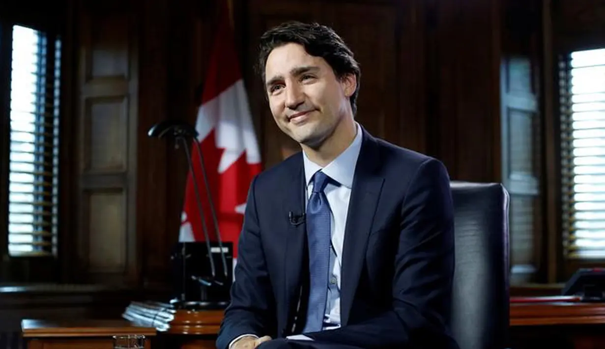 Perdana Menteri Kanada Justin Trudeau saat melakukan sesi wawancara di kantornya, Parliament Hill, Ontario , Kanada , 19 Mei 2016. PM Kanada ganteng dan muda ini terpilih sebagai pemimpin Kanada pada Pemilu 20 Oktober 2015 lalu. (REUTERS / Chris Wattie)