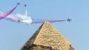 Pesawat KAI T-50 Golden Eagle dari 53rd Air Demonstration Group "Black Eagles" tim aerobatik Angkatan Udara Korea Selatan tampil selama Pyramids Air Show 2022 di atas Pyramid of Khafre, Giza Pyramids Necropolis, Mesir, 3 Agustus 2022. (Mahmoud Khaled/AFP)