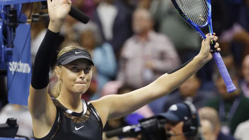 Maria Sharapova rayakan kemenangan atas Sofia Kenin pada babak ketiga AS Terbuka di Stadion Arthur Ashe, Flushing Meadows, Sabtu (2/9/2017) pagi WIB. (AP Photo/Kathy Willens)