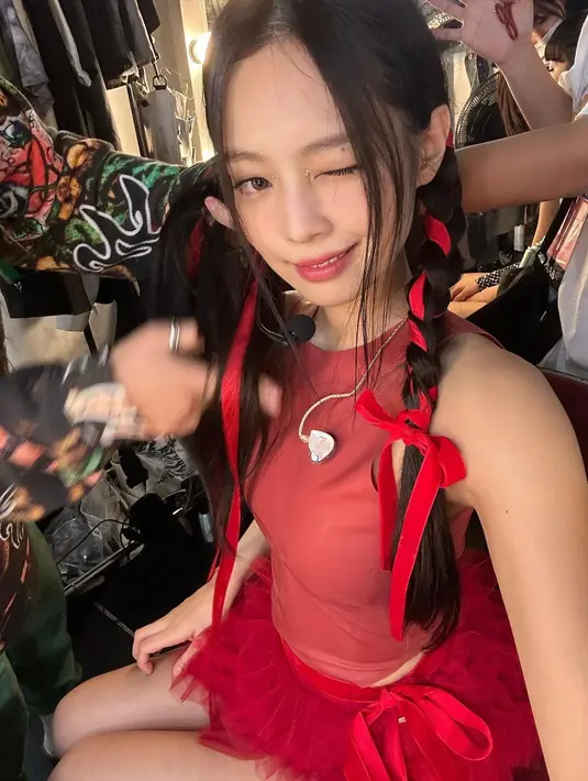 <p>Pita yang digunakan untuk style rambutnya disebut memberi kesan seksi sekaligus imut. [Instagram/jennierubyjane]</p>