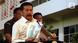 Jaksa Agung ST Burhanuddin menyampaikan keterangan di Kantor Kejaksaan Agung, Jakarta, Rabu (18/12/2019). Keterangan terkait perkembangan penyidikan dugaan tindak pidana korupsi di PT Asuransi Jiwasraya (Persero) yang menyebabkan kerugian Rp 13,7 triliun. (Liputan6.com/Johan Tallo)