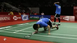 Ganda putra Indonesia, Mohammad Ahsan/Hendra Setiawan, saat menghadapi ganda Chinese Taipei, Lee Yang/Wang Chi Lin, pada laga Indonesia Masters 2020 di Istora Senayan, Jakarta, Jumat (17/1). Ahsan/Hendra menang 9-21, 21-15, dan 21-19. (Bola.com/Yoppy Renato)