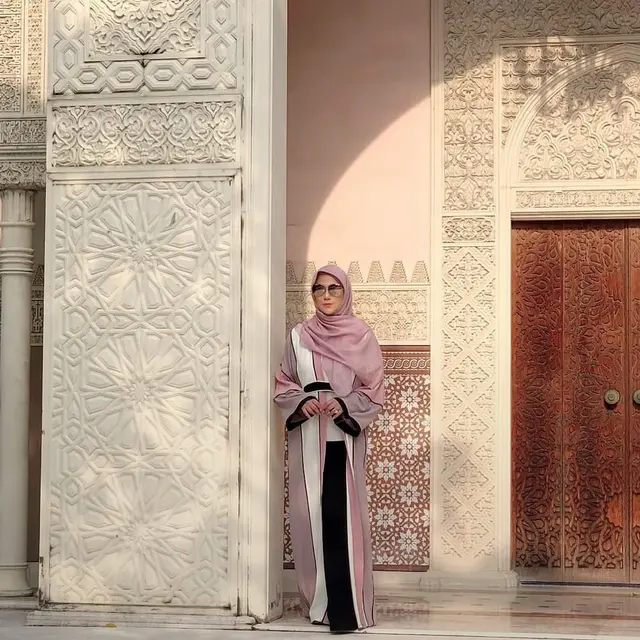 6 Gaya Hijab Marini Zumarnis yang Mewah ala Ibu-Ibu Sosialita