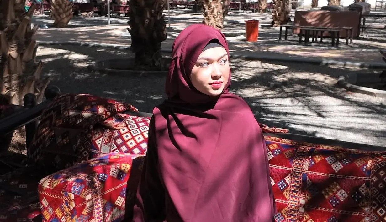 Secara keseluruhan, gaya Rebecca Klopper selama menjalani umrah memperlihatkan transformasi image yang lebih matang dan kalem. Pilihan busana syari dengan warna earthy dan pastel membuktikan bahwa tampil tertutup tetap bisa terlihat modis, elegan, sekaligus menenangkan. Aura spiritual yang terpancar justru menjadi daya tarik utama dari keseluruhan penampilannya.  [@rklopper].