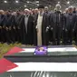 Pemimpin tertinggi Iran Ayatullah Ali Khamenei memimpin pelaksanaan salat jenazah bagi pemimpin Hamas Ismail Haniyeh yang tewas dibunuh pada Rabu (31/7/2024) di Teheran. (Dok. Kantor Pemimpin Tertinggi Iran via AP)