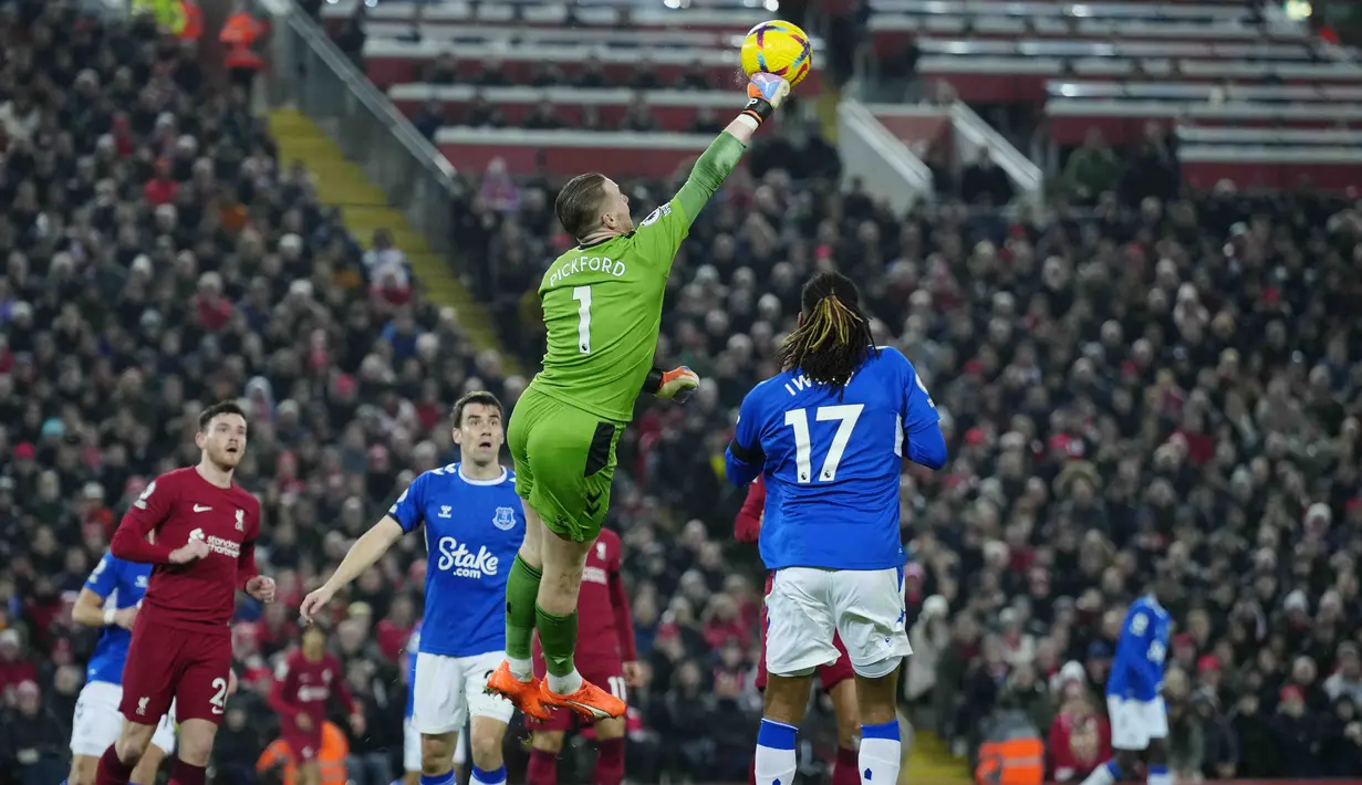 <p>Kiper Everton, Jordan Pickford memblokir bola saat bertanding melawan Liverpool pada pertandingan lanjutan Liga Inggris di stadion Anfield di Liverpool, Inggris, Selasa (14/2/2023). Kemenangan ini mengantar Liverpool naik ke posisi sembilan dengan 32 poin dari 21 laga. (AP Photo/Jon Super)</p>
