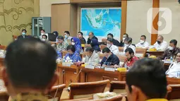 Menteri LHK Siti Nurbaya, Menteri ESDM Arifin Tasrif dan Menteri BUMN Erick Thohir mengikuti rapat kerja  dengan Komisi VII DPR RI di Komplek Parlemen Senayan, Jakarta, Selasa (29/11/2022). Rapat membahas mengenai Rancangan Undang-Undang Energi Baru dan Energi Terbarukan (RUU EB-ET). (Liputan6.com/Angga Yuniar)