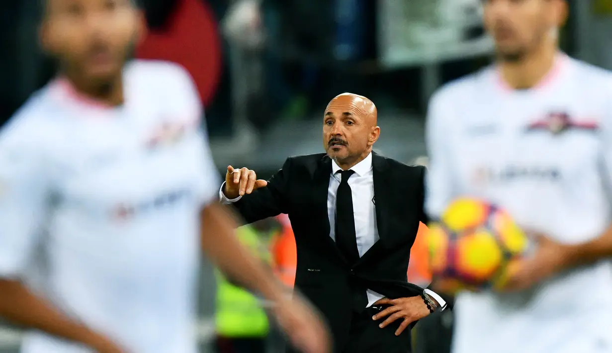 Pelatih AS Roma, Luciano Spalletti, memberikan arahan kepada anak asuhnya saat pertandingan melawan Palermo pada laga lanjutan Seria A Italia di Stadion Olympic, Roma (23/10/16). Luciano Spalletti resmi melatih Inter Milan. (AFP/Vincenzo Pinto)