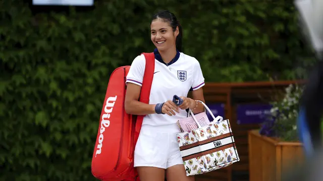 Foto: Potret Menawan Emma Raducanu saat Pakai Jersey Timnas Inggris di Turnamen Wimbeldon