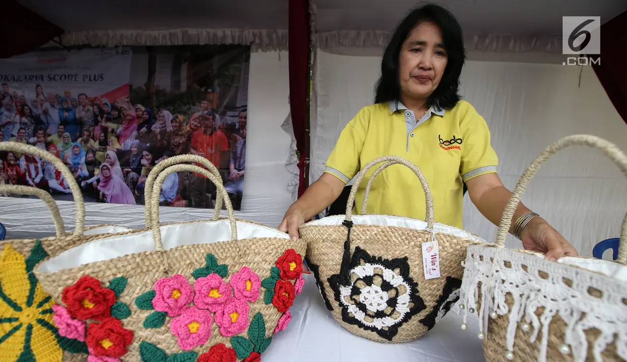 Pelaku UKM binaan Sampoerna saat mengikuti pameran dalam rangka Hari Pers Nasional 2019 di Pasuruan, Jatim, Minggu (3/2). Kegiatan yang digagas PWI Pasuruan dan Sampoerna bertujuan untuk mengeksplor pariwisata dan mendukung UKM. (Liputan6.com/HO/Ading)