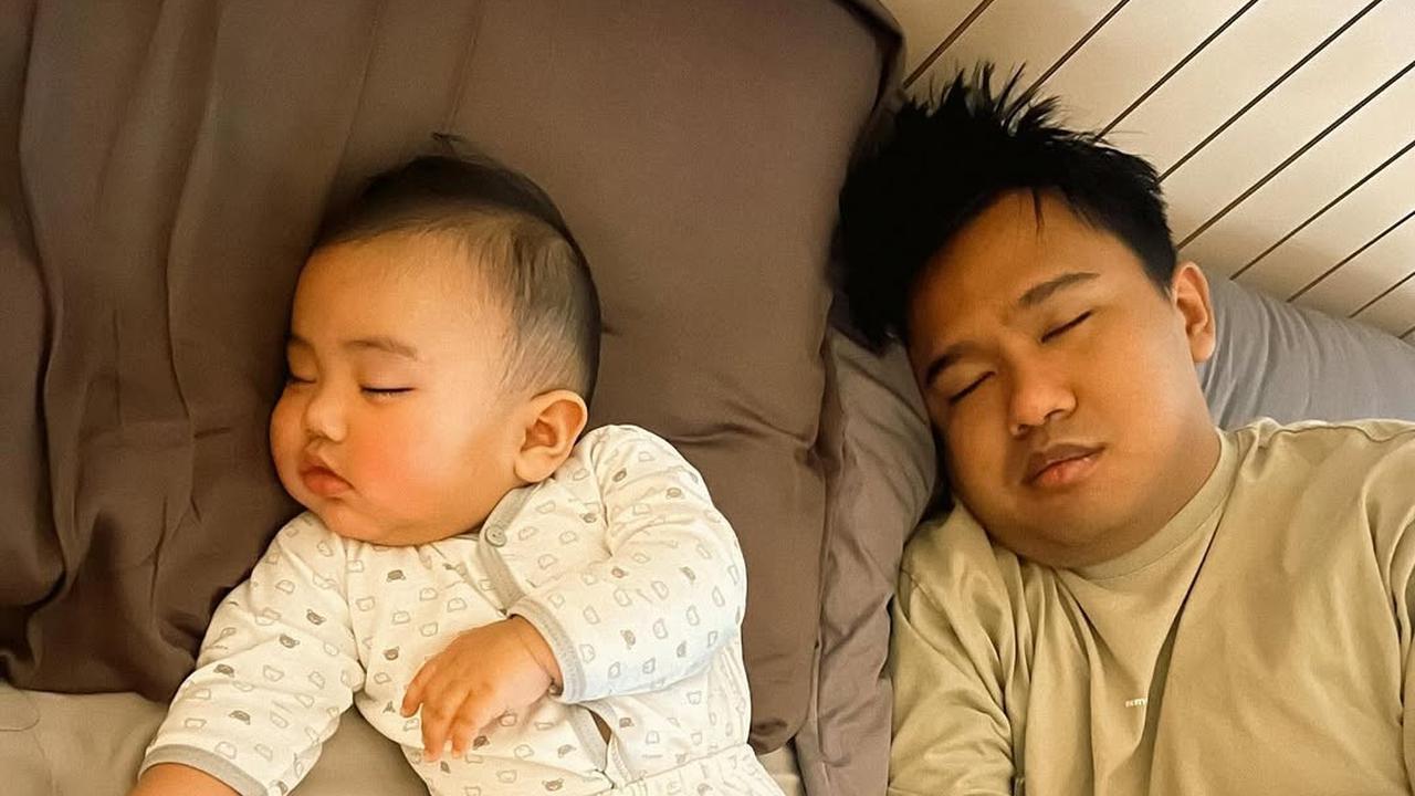 Joshua Suherman Momong Baby Elio, Endingnya Ikut Tidur Bersama Anak