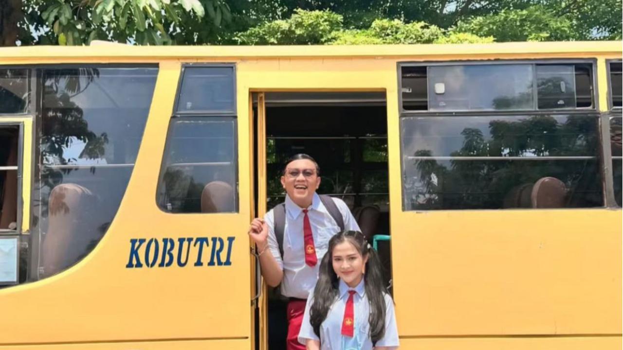 7 Potret Denny Caknan dan Bella Bonita Pakai Seragam SD, Momen Lucu dengan Latar Belakang Bus Sekolah