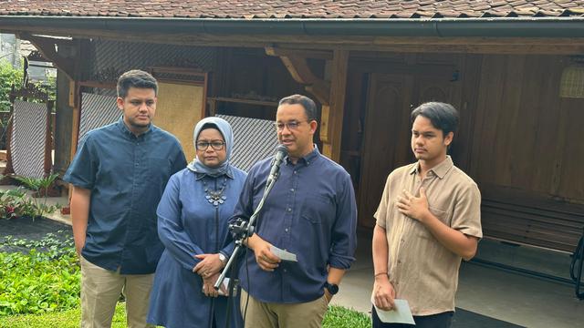Mantan Gubernur DKI Jakarta Anies Baswedan mencoblos di Pilkada Jakarta. (Nanda Perdana).