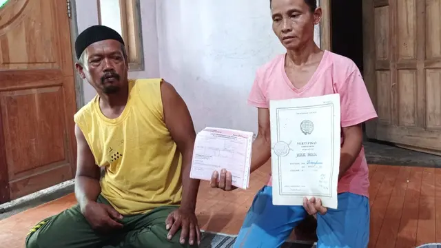 Warga Kaibon Petangkuran, Kecamatan Ambal, Kebumen menunjukkan sertifikat hak milik tanah dengan batas selatan laut, Rabu (5/5/2021). (Foto: Liputan6.com/Rudal Afgani Dirgantara)