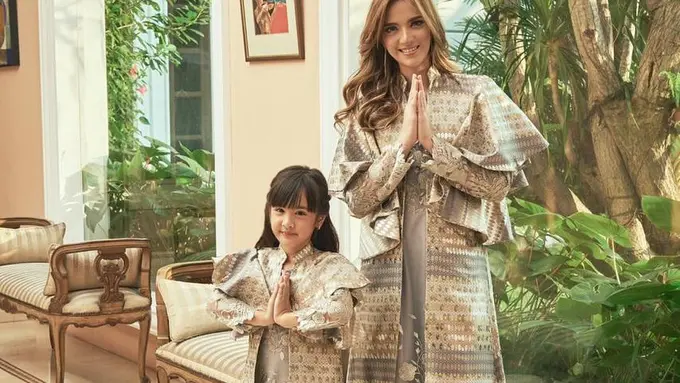 [Bintang] Jadi Panutan Saat Lebaran, Intip Potret Kompaknya Gaya Nia Ramadhani dan Mikhayla yang Memesona