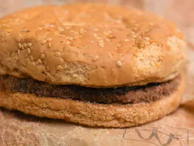 Gambar di Melbourne pada 7 November 2019 memperlihatkan burger McDonald's yang dibeli pada 1995 dan disimpan di gudang Australia selama bertahun-tahun. Burger Quarter Pounder dengan keju tersebut dimiliki oleh Casey Dean, 39, dan Eduards Nits, 38. (William WEST/AFP)