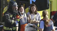 Sejumlah korban luka akibat serangan van di Las Ramblas, Barcelona, mendapat perawatan dari petugas medis (17/8/2017). (AP Photo/Oriol Duran)