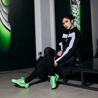 Intip gaya khas Isyana Sarasvati di peluncuran PUMA H-Street di Seoul, perpaduan fashion dan inovasi retro-modern yang menakjubkan mata global! (Foto dok: PUMA Indonesia).