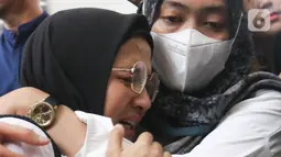 Istri terdakwa AKBP Arif Rahman Arifin, Nadia Rahma menangis usai pembacaan vonis oleh majelis hakim dalam sidang putusan di Pengadilan Negeri Jakarta Selatan, Kamis (23/2/2023).  Arif Rachman Arifin terdakwa perintangan penyidikan atau obstruction of justice kasus pembunuhan berencana Brigadir Yosua, divonis 10 bulan penjara. (Liputan6.com/Herman Zakharia)